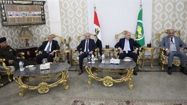 محافظ المنيا يستقبل المهنئين بعيد الفطر بديوان عام المحافظة.. صور