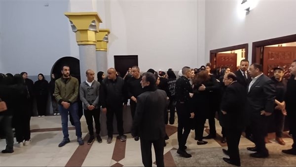 زحام شديد في عزاء زوجة الفنان نضال الشافعي.. ونجوم الفن يواسونه