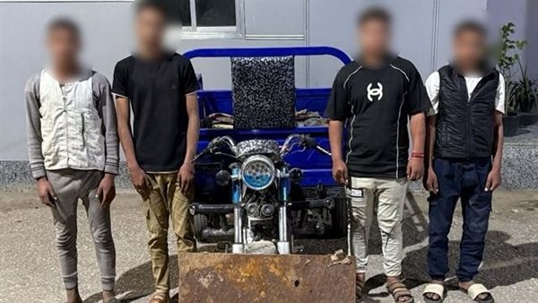 بعد تداول الفيديو.. القبض على 4 أشخاص لسرقتهم «غطاء بالوعة» في أسيوط