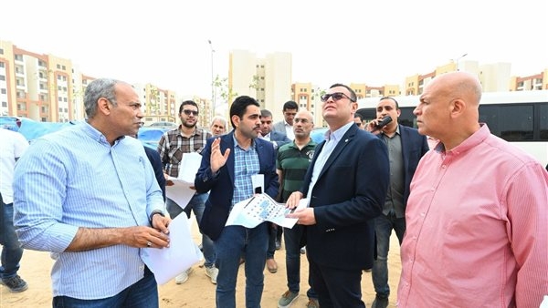 وزير الإسكان يواصل جولته بمتابعة سير عمل المشروعات السكنية بمدينة العبور الجديدة