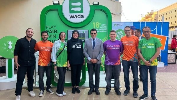 وزير الرياضة يزور جناح المنظمة المصرية لمكافحة المنشطات خلال بطولة إفريقيا للسباحة للناشئين
