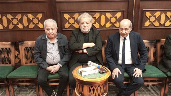 بحضور الفنان محمد محمود.. الوسط الفني يواسي طارق الشناوي بمسجد الشرطة
