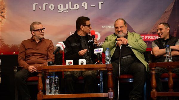 خالد الصاوي بعكاز في ندوة «ليه تعيشها لوحدك» بمهرجان المركز الكاثوليكي للسينما