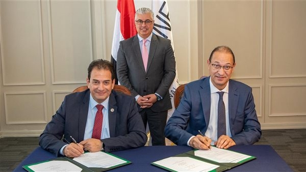 باستثمارات 1.7 مليون دولار.. رئيس اقتصادية قناة السويس يشهد توقيع مشروع لإنتاج مواد التعبئة والتغليف