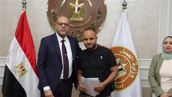 وزير العمل يُسلم عقود عمل للمتقدمين على فرص عمل بالإمارات