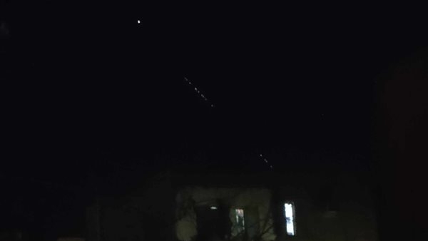 قطار الأقمار الصناعية التابع لشركة سبيس اكس يمر في سماء الوادي الجديد