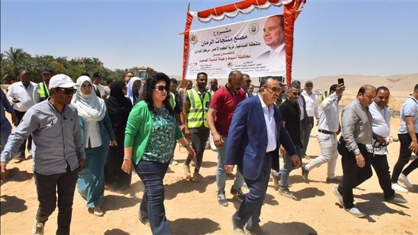 محافظ أسيوط يتفقد مشروع إنشاء مصنع متكامل لمنتجات الرمان بالبداري