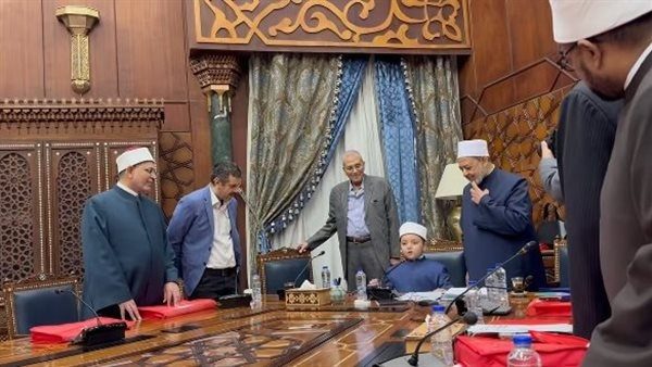 شيخ الأزهر يحتفي بالطفل أنس مُتقن حفظ المتون ويجلسه على كرسيه.. فيديو
