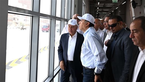 رئيس الوزراء يتابع كيفية وصول الركاب إلى محطات الأتوبيس الترددي على الدائري
