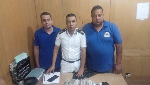مسعفان في بورسعيد يسلمان 110 آلاف جنيه عُثر عليها داخل سيارة حادث