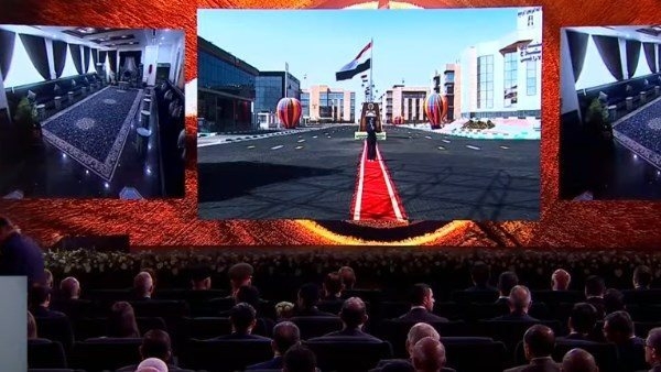 الرئيس السيسي يشهد افتتاح مجمع المصالح الحكومية للخدمات الذكية بالوادي الجديد