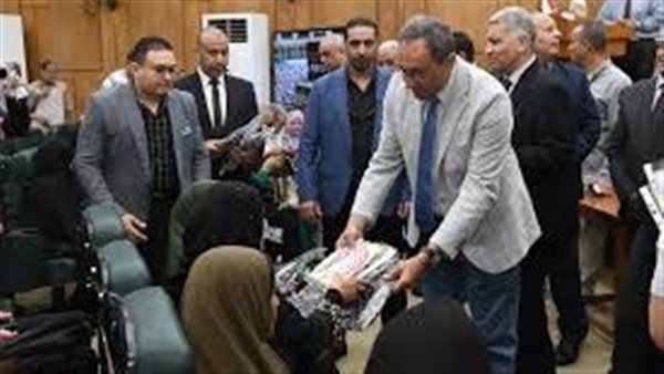 محافظ قنا يسلم جوازات سفر لـ155 حاجًا من الجمعيات الأهلية
