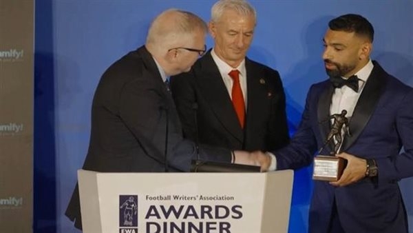محمد صلاح يحصد جائزة أفضل لاعب في إنجلترا للمرة الثالثة في تاريخه