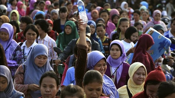 خفض فواتير الكهرباء والنقل في إندونيسيا لتعزيز إنفاق المستهلكين