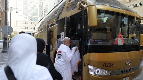 «استعدادًا لأداء مناسك الحج».. حجاج بعثة القرعة يودّعون المدينة المنورة إلى مكة