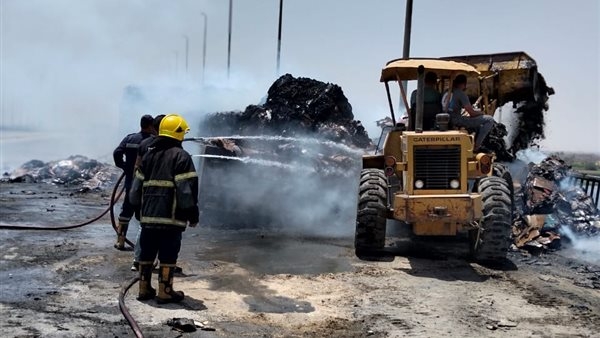 حريق هائل يلتهم تريلا محملة بالبضائع أعلى الطريق الإقليمي بالعياط