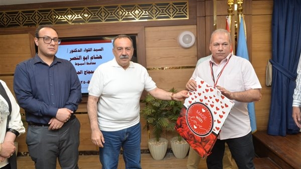 محافظ أسيوط يسلم 320 حاجًا تأشيرات السفر وملابس الإحرام استعدادًا لأداء مناسك الحج