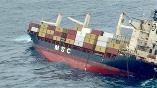 غرق سفينة شحن تحمل مواد خطرة في سواحل الهند وإنقاذ طاقمها بالكامل