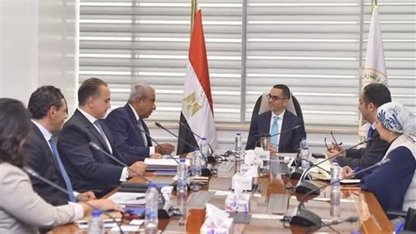 وزير الاستثمار يلتقي ممثلي تحالف صناعي دولي لبحث التعاون في التكنولوجيا البيئية