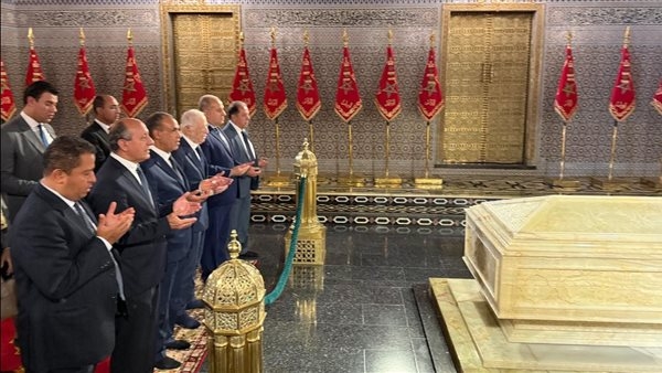 وزير الخارجية يزور ضريح ملكي المغرب الراحلين محمد الخامس والحسن الثاني