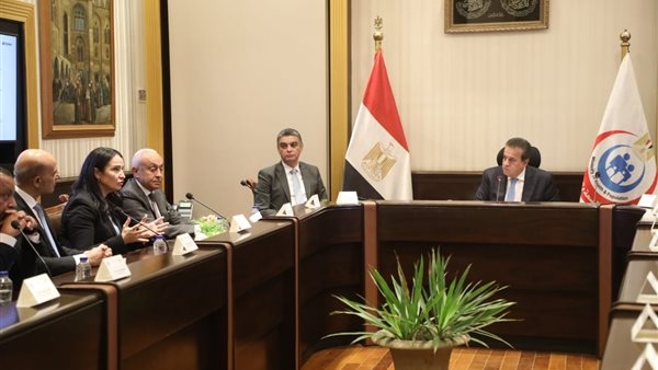 وزير الصحة يبحث مع شركة «سترايكر» التعاون في تقنيات الذكاء الاصطناعي والجراحة الروبوتية