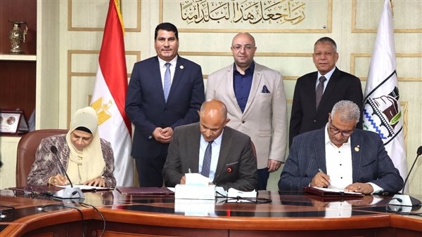 محافظ بني سويف يشهد توقيع بروتوكول لتركيب وصلات الصرف الصحي المنزلي بقرية ميانة