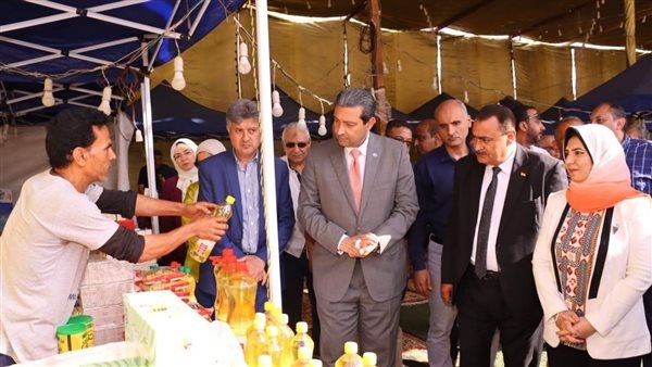 محافظ دمياط يفتتح معرض السلع الغذائية واللحوم بقرية السنانية بأسعار مخفضة