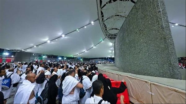 حجاج بيت الله الحرام يواصلون رمي الجمرات في أول أيام التشريق