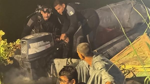 نجاة 12 وغرق 4 وانتشال جثمان طفل بواقعة سقوط تروسيكل بنهر النيل في قرية بأسيوط .. صور