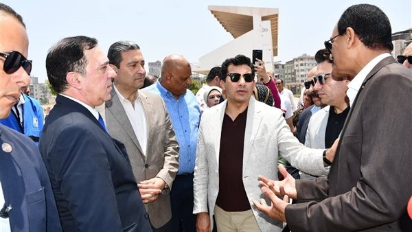 وزير الشباب ومحافظ دمياط يتفقدان الأعمال الإنشائية بنادي سيتي كلوب