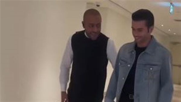 بعد خضوعه لعملية الرباط الصليبي.. تامر عاشور يظهر بعكاز في حفل بالكويت