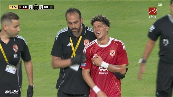 المدير الرياضي للنادي الأهلي يطمئن على إمام عاشور في المستشفى
