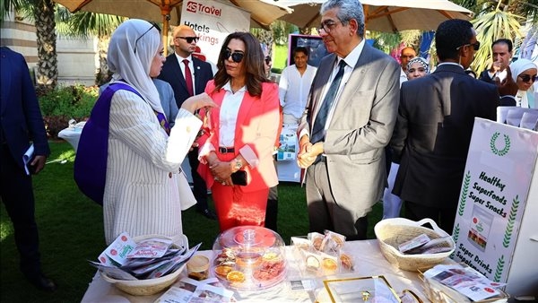 وزيرة التنمية المحلية وعميد كلية التعليم المستمر بالجامعة الأمريكية يتفقدان معرض «أيادي مصر»