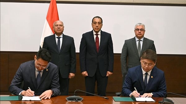رئيس الوزراء يشهد توقيع عقد إقامة مجمع صناعي لمستلزمات الطاقة الشمسية بالسخنة