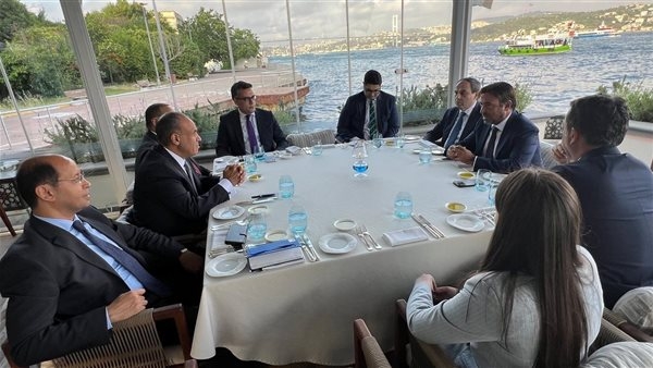وزير الخارجية يلتقي مجموعة من رجال الأعمال الأتراك خلال زيارته لإسطنبول
