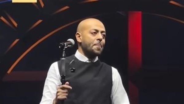 تامر عاشور يكشف سر ظهوره بالعكاز على المسرح
