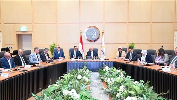 وزير الصناعة والنقل يستعرض مع مصنعي السيارات التعديلات الجديدة في البرنامج الوطني لتنمية صناعة السيارات