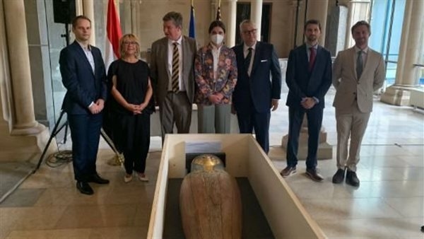 مصر تتسلم قطعتين أثريتين من بلجيكا