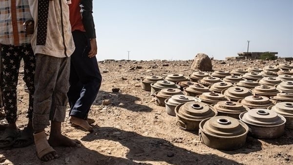 107 يمنيين بين قتيل وجريح بسبب الألغام الحوثية في النصف الأول من 2025