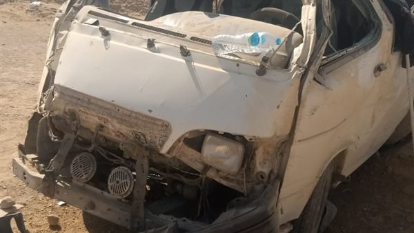 إصابة 8 أشخاص في انقلاب ميكروباص بطريق أبو سمبل السياحي