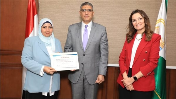 محافظ الجيزة يُكرم 7 من العاملين الحاصلين على درجات علمية عليا