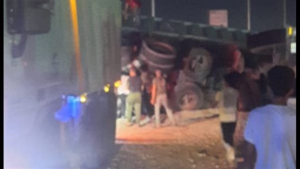 انقلاب تريلا محملة بالزلط على سيارتين ملاكي بالطريق الدائري أمام متحف الحضارة