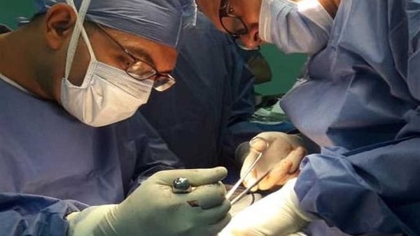 «جراحة معقدة».. إنقاذ حياة سيدة تعاني من انفجار جدار البطن بمستشفى «زايد التخصصي»