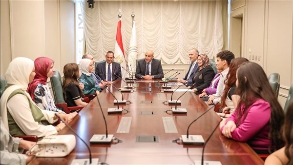 وزير التعليم يكرم أوائل مدارس النيل المصرية الدولية