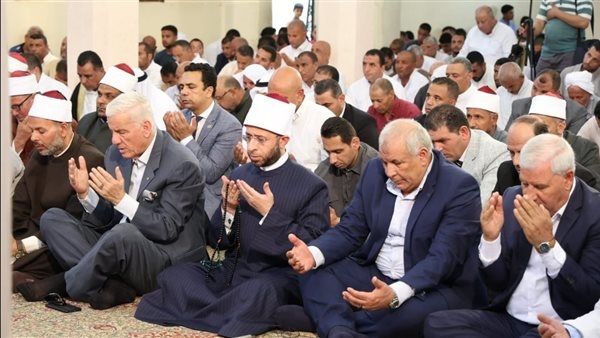 وزير الأوقاف ومحافظ الوادي الجديد يؤديان صلاة الجمعة في بئر العبد