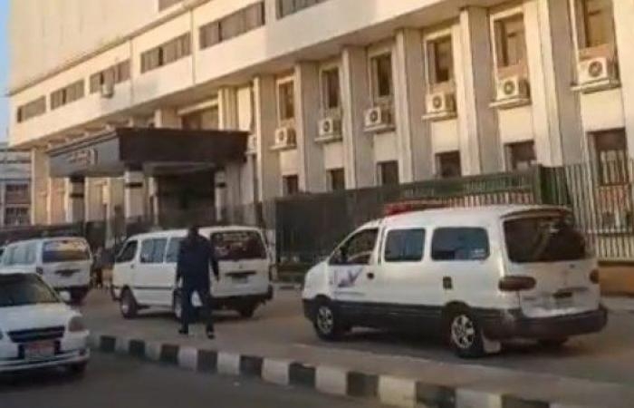 أخبار مصر : وسط حراسة مشددة.. عمدة قرية العفادرة يتسلم جثامين محمد محسوب و6 من أعوانه.. صور