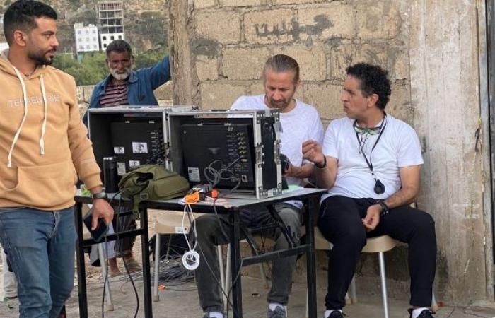 أخبار العالم : مُخرج مسلسل "طريق إجباري" يكشف سر استخدام كاميرا محمولة متوترة خلال التصوير
