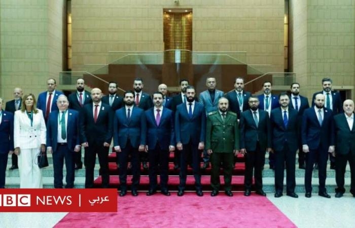 أخبار العالم : بدون رئيس وزراء وضمت سيدة واحدة، كيف استقبل السوريون الحكومة الجديدة؟
