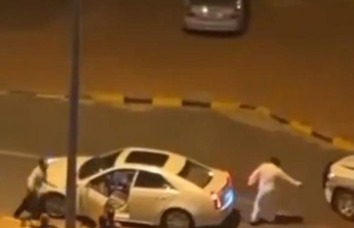 أخبار العالم : الكويت.. فيديو ردة فعل شخص عند رؤية الشرطة بعد تعديه على آخر