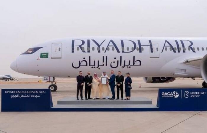 إقتصاد : هيئة الطيران المدني تسلم طيران الرياض شهادة المشغل الجوي